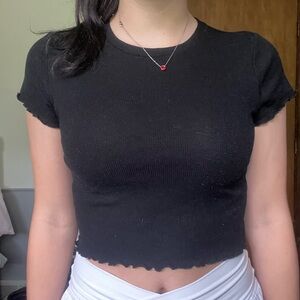Black cropped tee